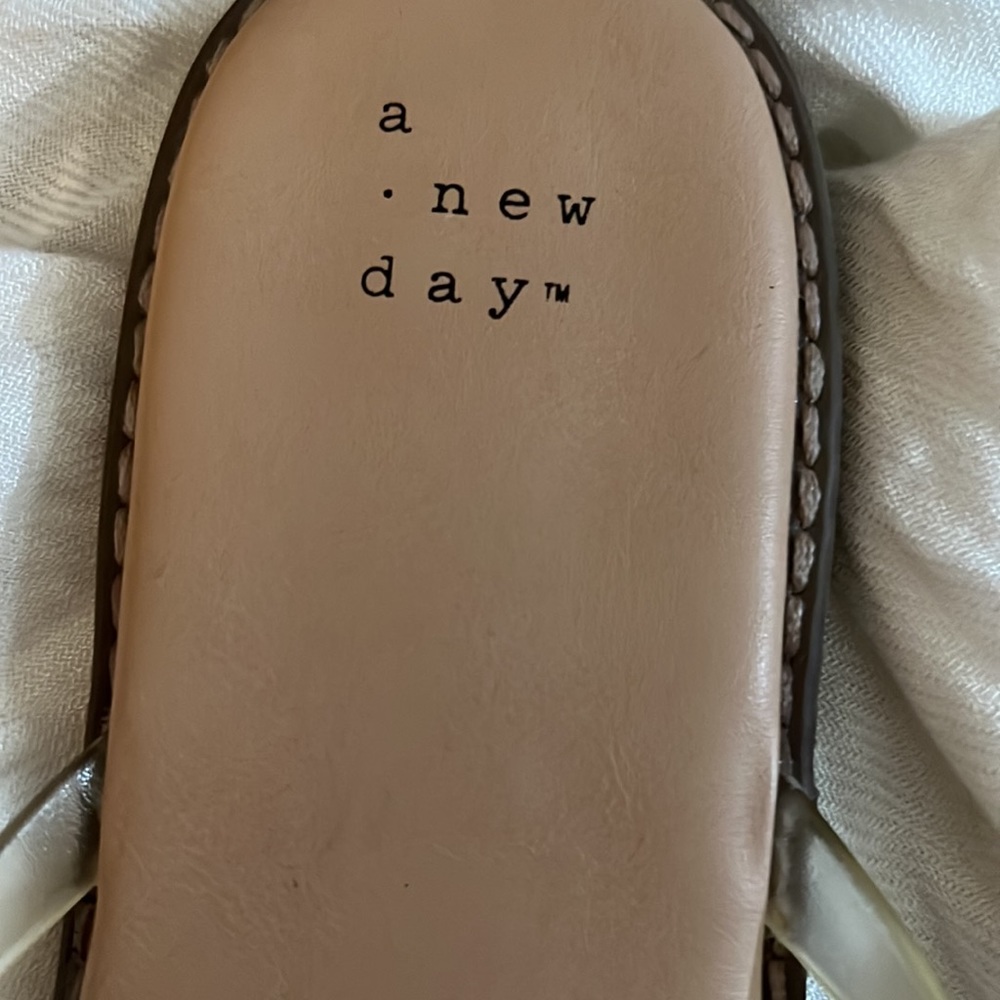 Cute clear flip-flops - Picture 4 of 6